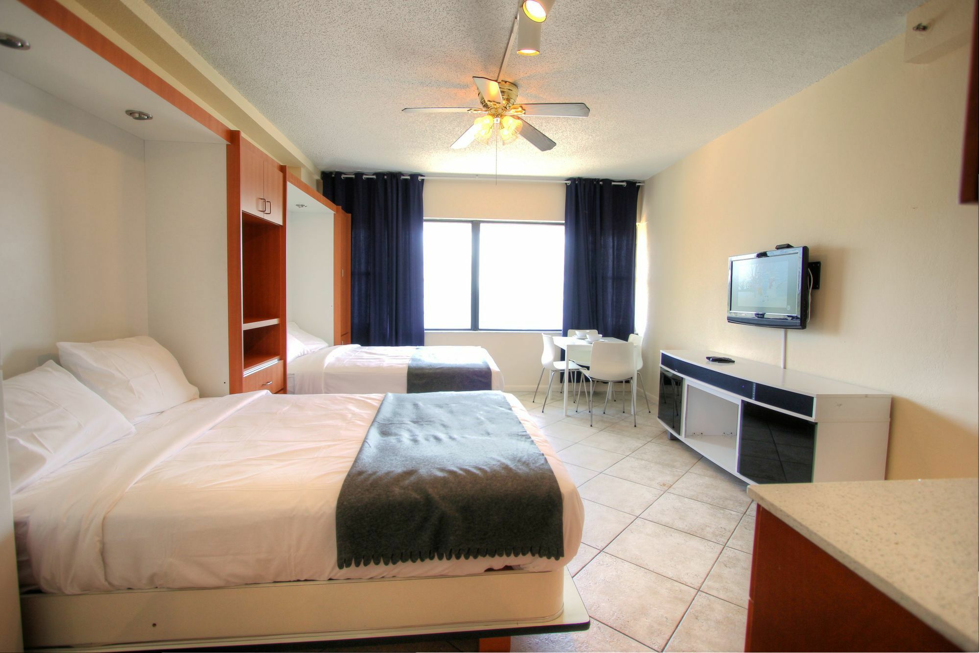 מיאמי ביץ' Private Apartments At The Casablanca מראה חיצוני תמונה